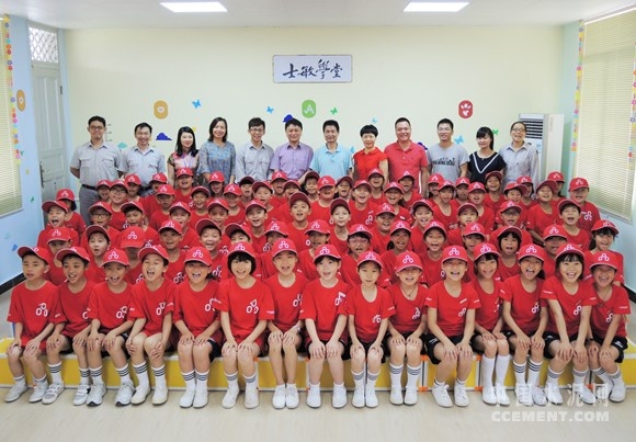 现场嘉宾与霞洲小学师生代表共同见证“士敏学堂”正式开课
