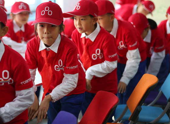 学生们在英语老师的带领下玩游戏